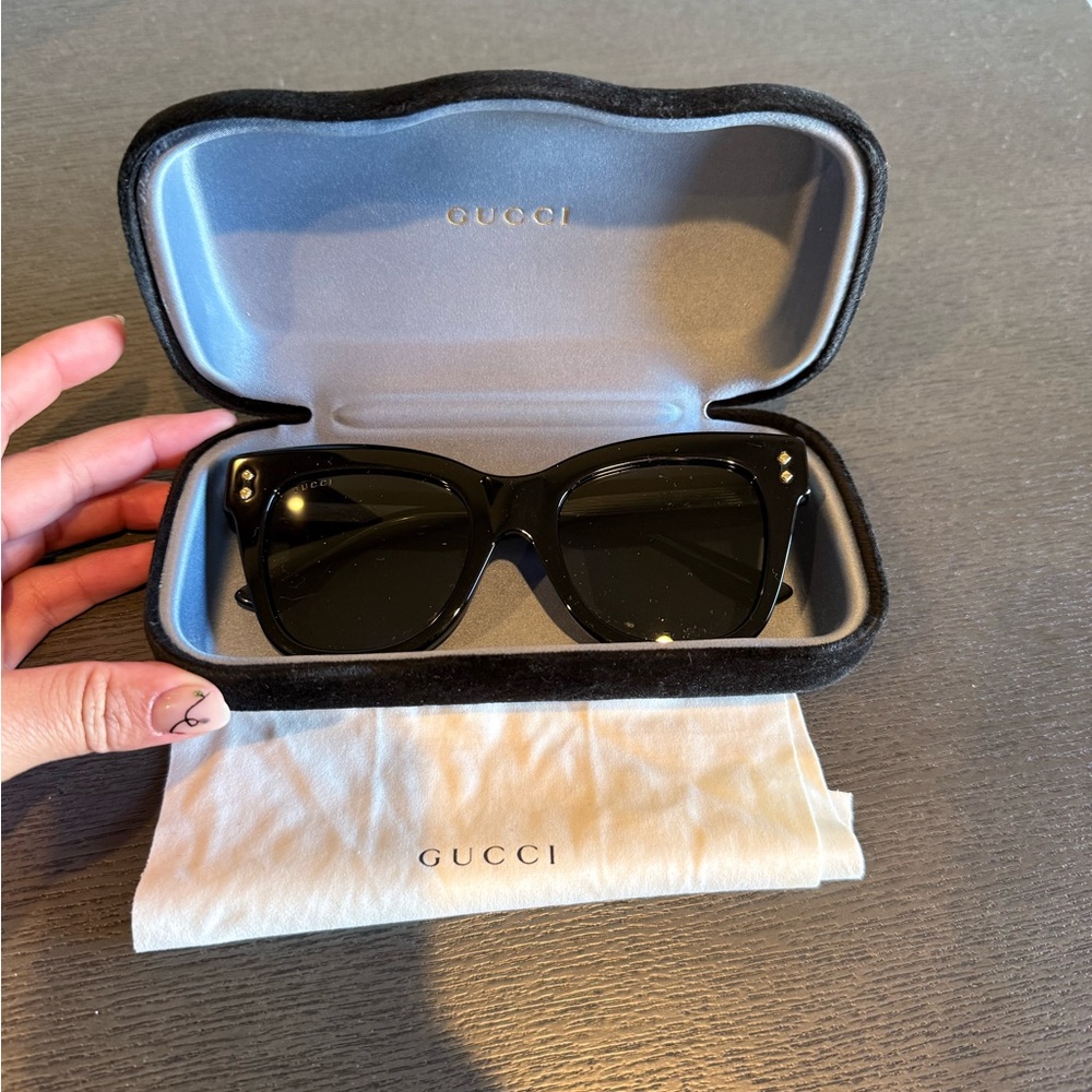 Gucci Elegant Black Sunglasses